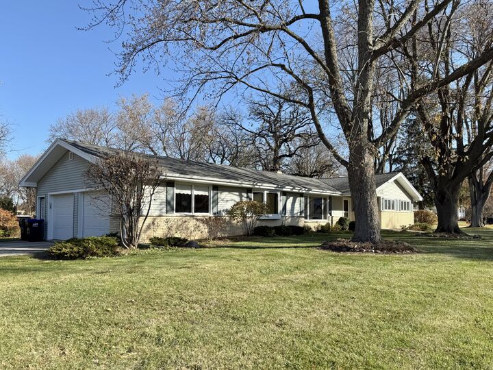 Property Photo: 442 Oakland Ln WI 53121