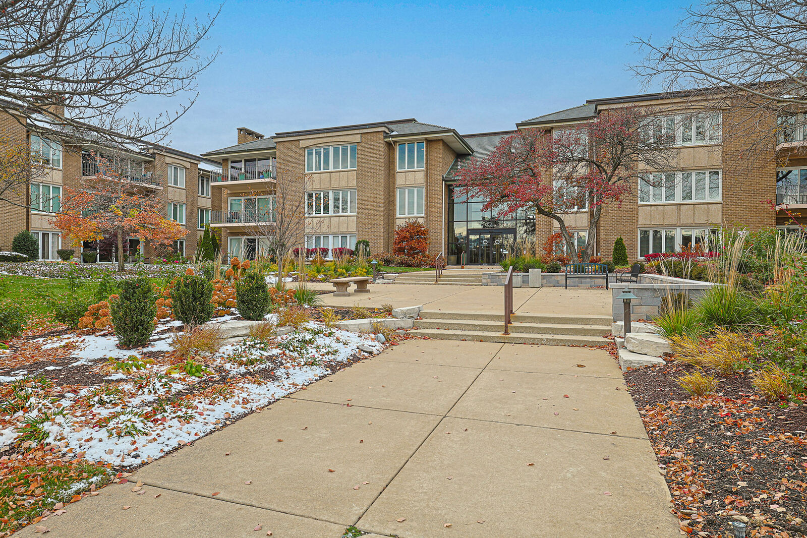 Property Photo:  1 Oak Brook Club Drive B-301  IL 60523 