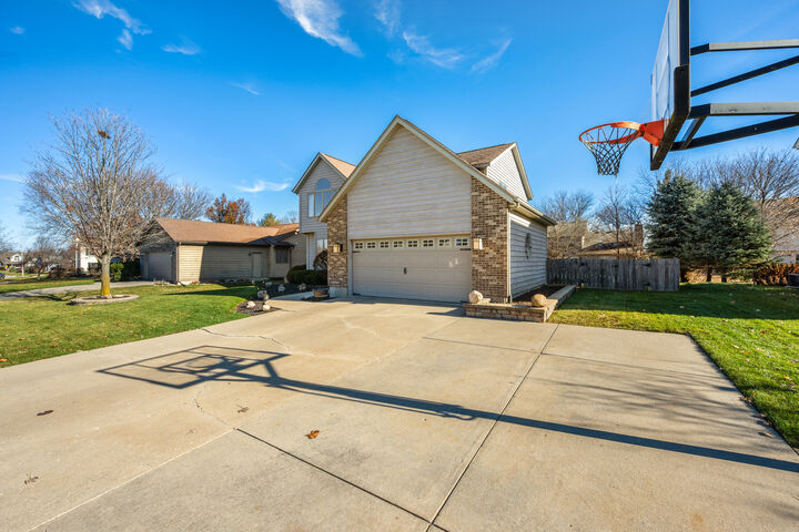 Property Photo: 932 Foxpointe Drive IL 60178