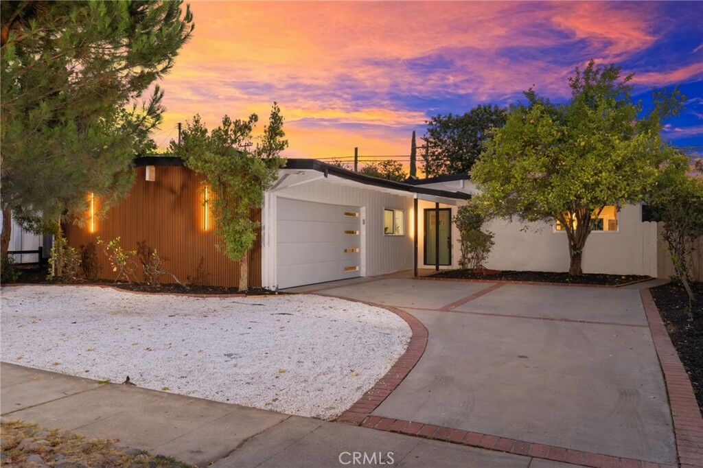 Property Photo:  5611 Babbitt  CA 91316 