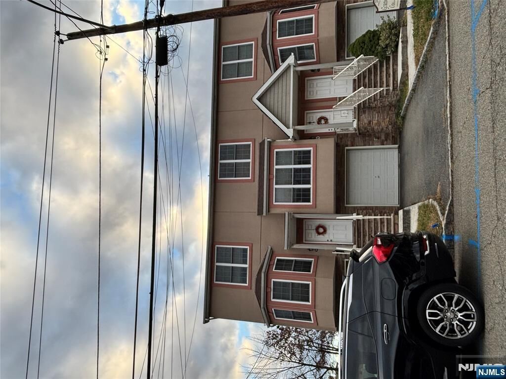 Property Photo:  24 Van Pelt Place 1  NJ 07424 