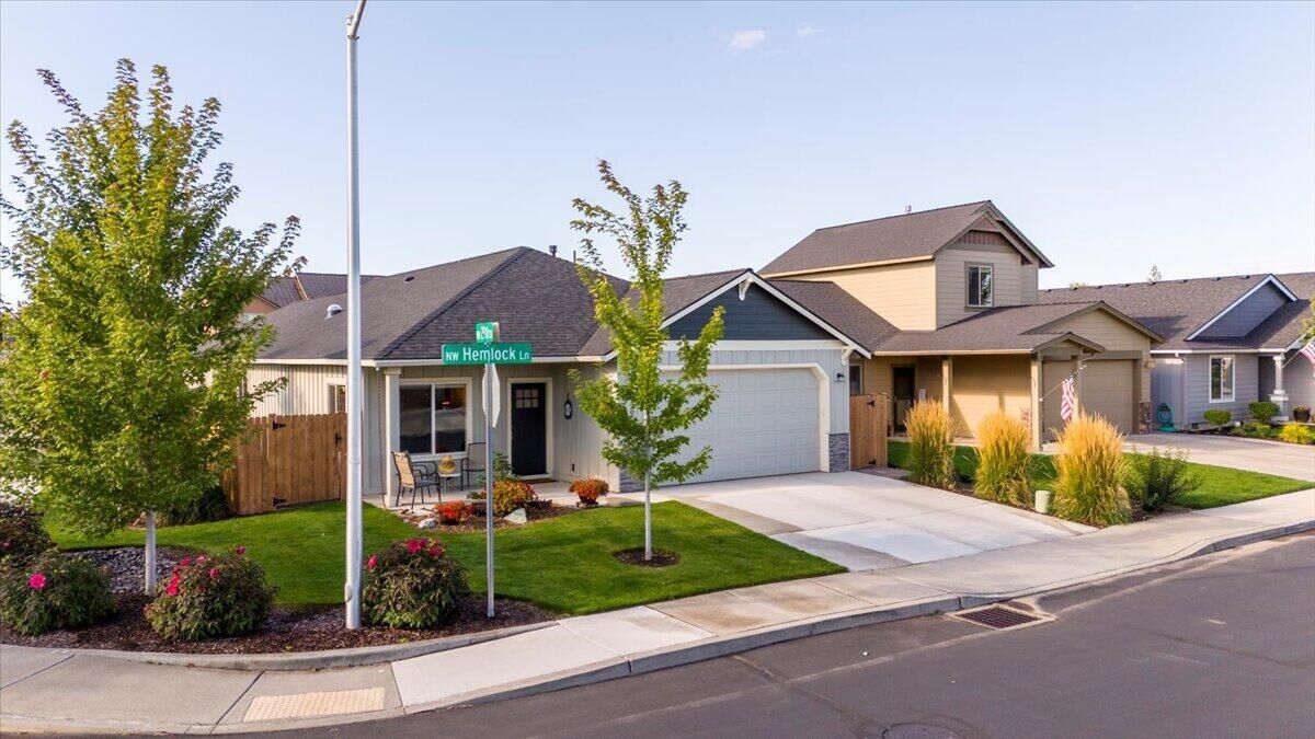 Property Photo: 2920 NW Hemlock Lane OR 97756