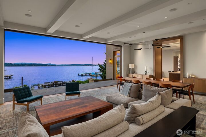 Property Photo: 4911 NE Laurelcrest Lane WA 98105