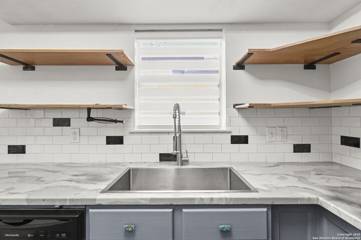 Property Photo: 923 Vance Jackson 905 TX 78201