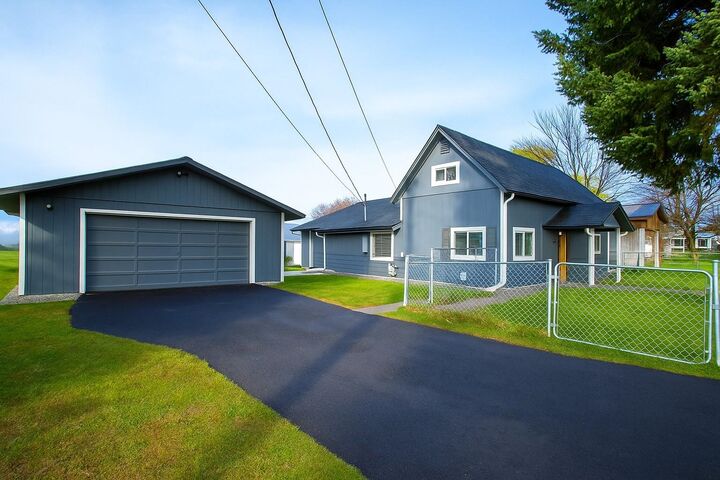 Property Photo:  415 N Park Ave  WA 99006 