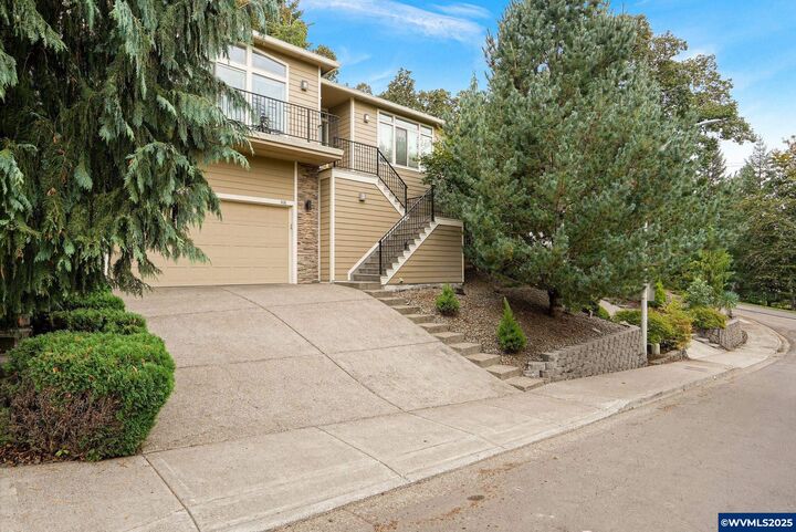 Property Photo:  408 La Cresta Dr  OR 97306 