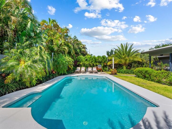 Property Photo:  2090 NE 54th Ct  FL 33308 