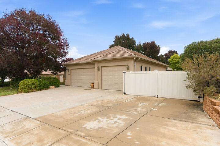 Property Photo: 731 E Castle Stone Dr UT 84780