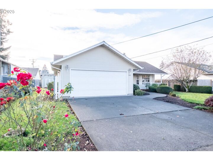 Property Photo: 980 Cleveland St OR 97325