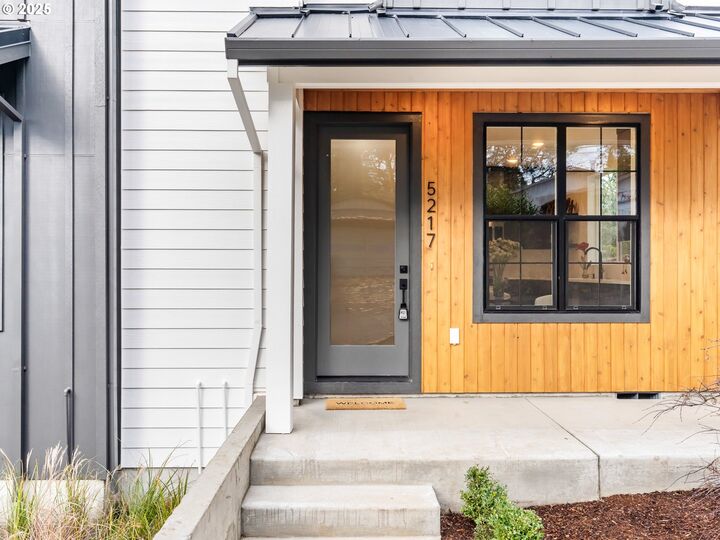 Property Photo:  5217 SW Vacuna St  OR 97219 