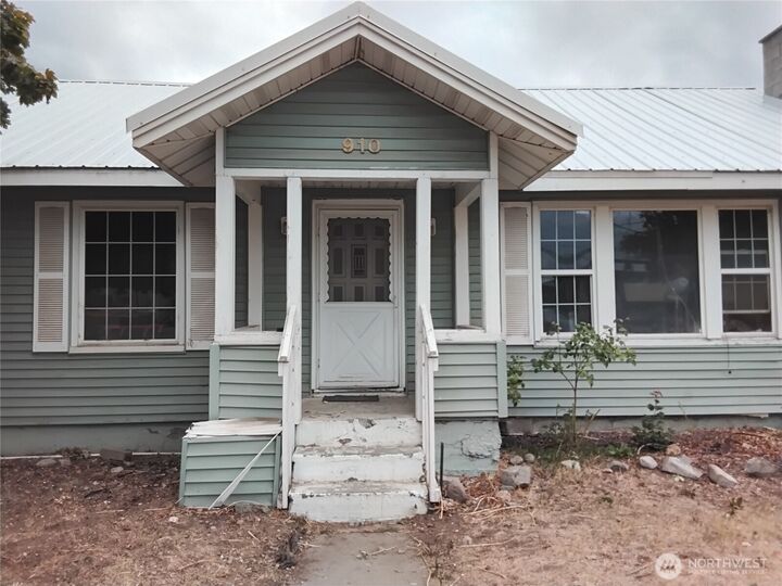 Property Photo: 910 Dogwood Street WA 98844