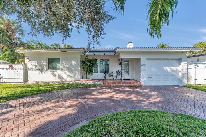 Property Photo:  801 NE 19th Ter  FL 33304 