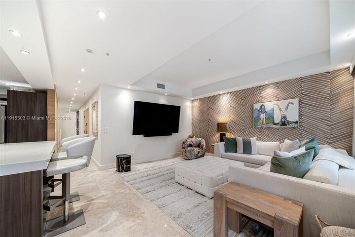 Property Photo:  1413 Sunset Harbour Dr 208  FL 33139 