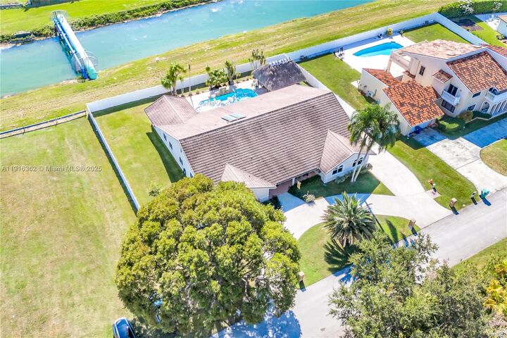 Property Photo: 10700 SW 139th Rd FL 33176