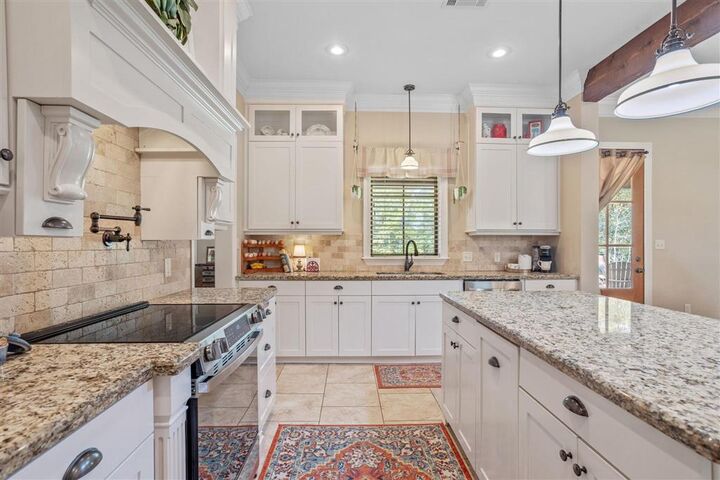 Property Photo:  2717 E Robinwood Drive E  LA 70611 