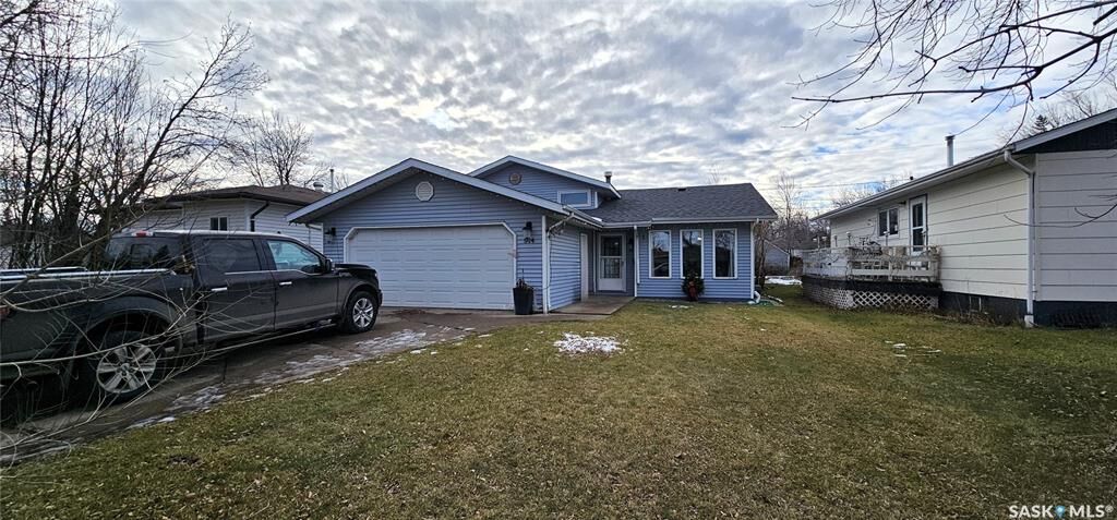 Property Photo: 914 108th Avenue SK S0E 1T0