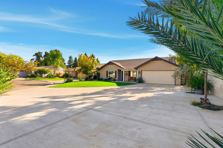Property Photo: 1315 E Vine Court CA 93292