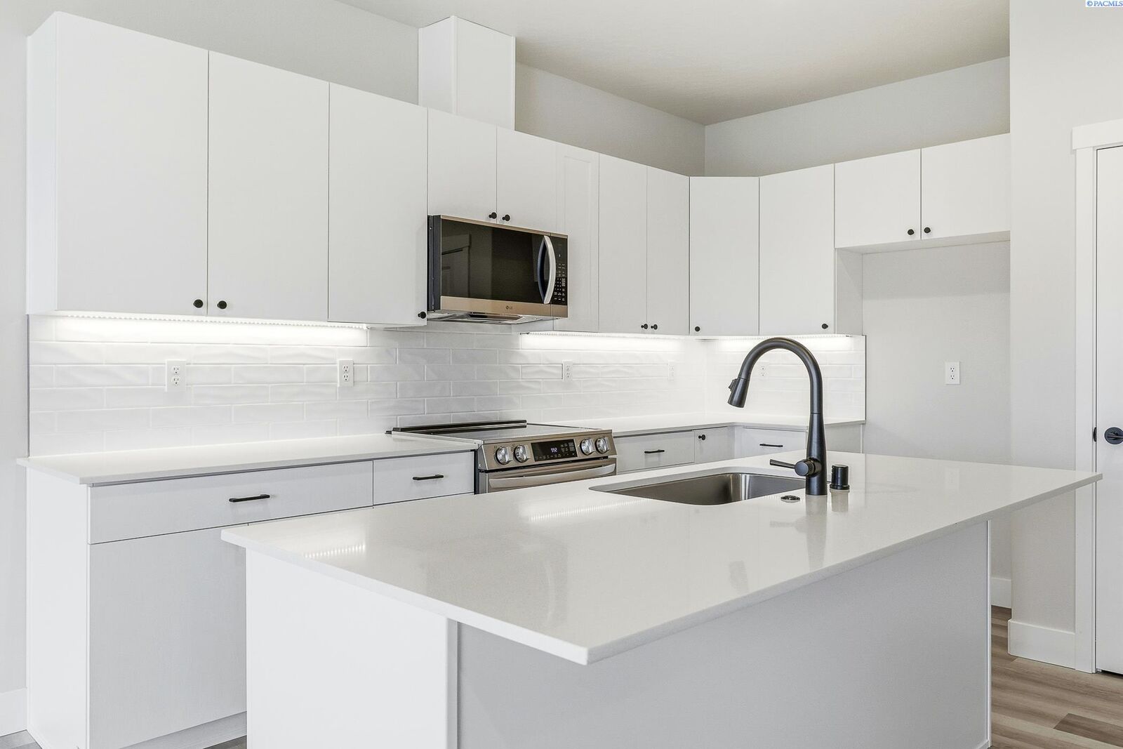 Property Photo: 4605 Road 114 WA 99301