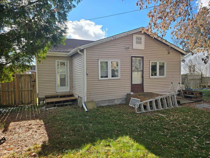 Property Photo:  376 Albert Avenue  ON P1B 7J9 