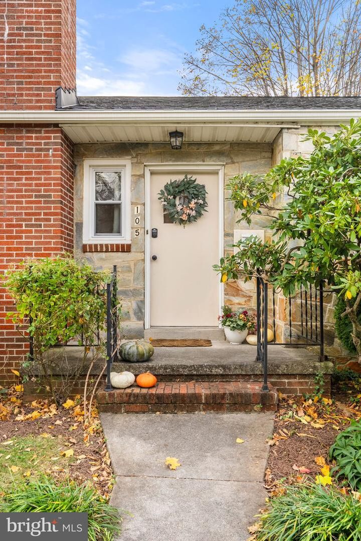 Property Photo: 105 W Oates Avenue VA 22601