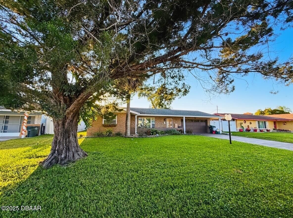 Property Photo:  1404 Suwanee Road  FL 32114 