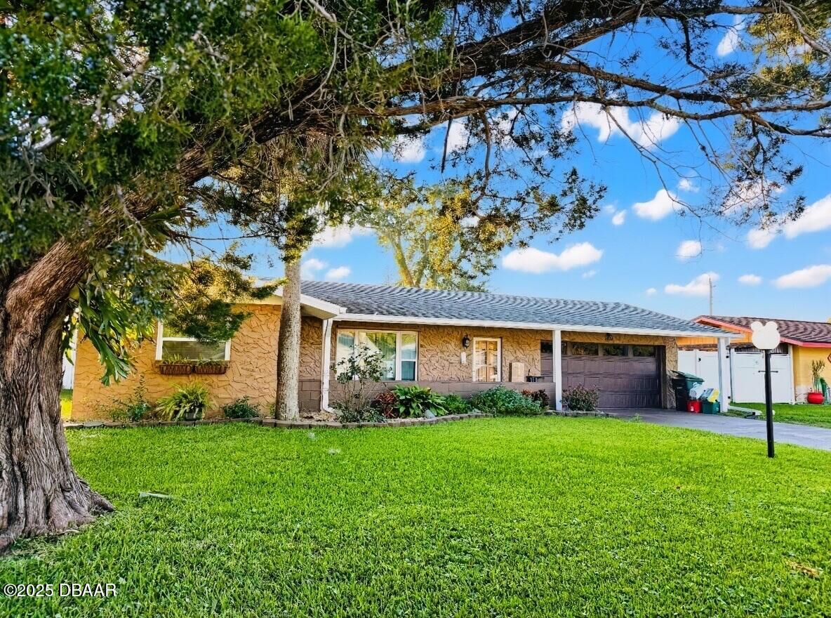 Property Photo:  1404 Suwanee Road  FL 32114 