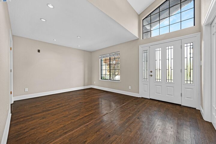 Property Photo:  1116 Vista Point Ln  CA 94521 