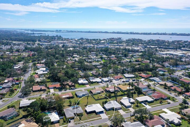 Property Photo: 2434 Carlisle Place FL 34231