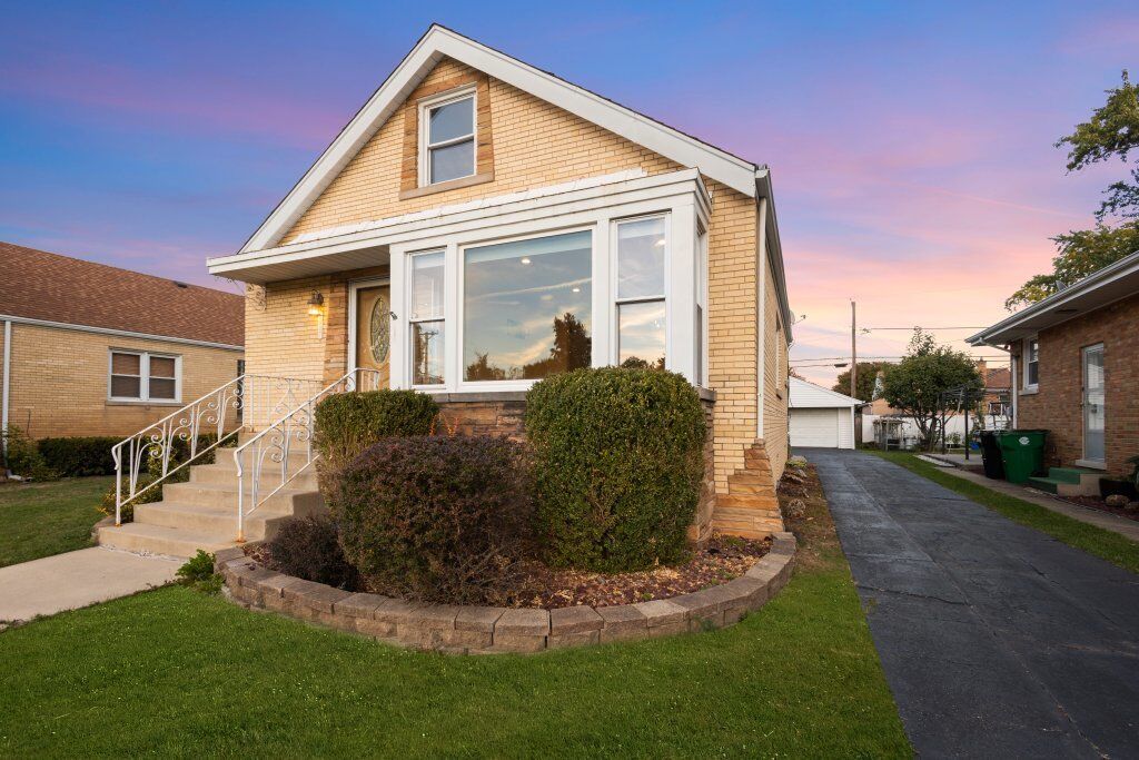 Property Photo:  1907 Suffolk Avenue  IL 60154 