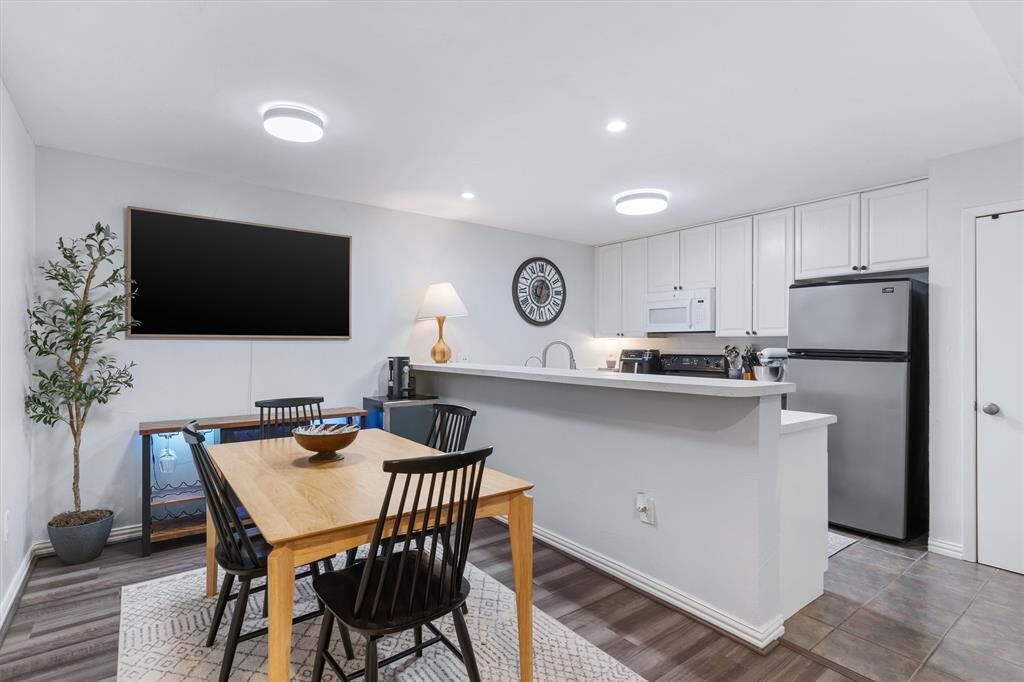 Property Photo: 7510 Holly Hill Drive 148 TX 75231