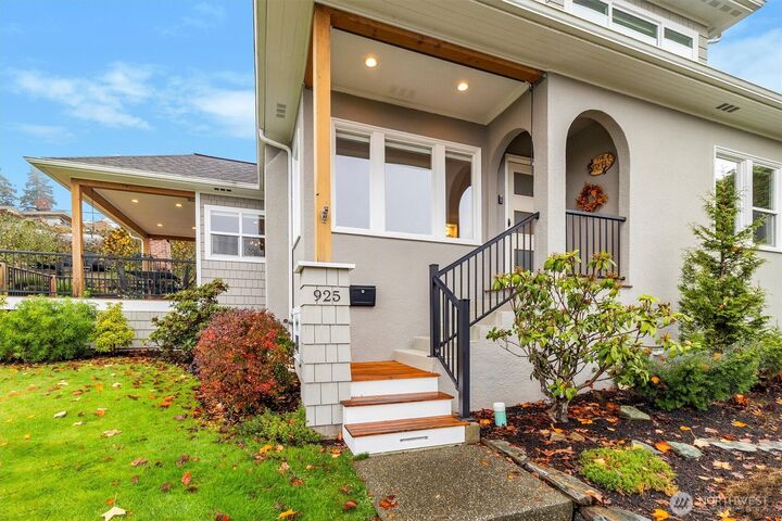 Property Photo:  925  15th Street  WA 98225 