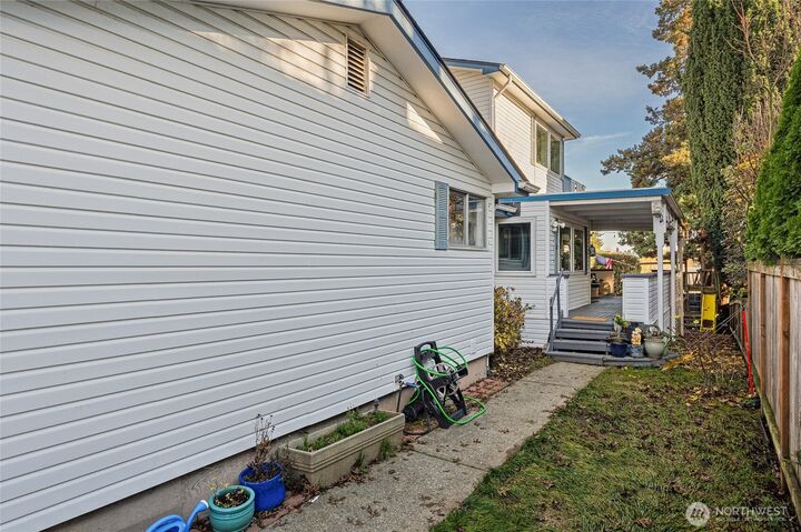 Property Photo:  6807  Aurora Avenue N  WA 98103 