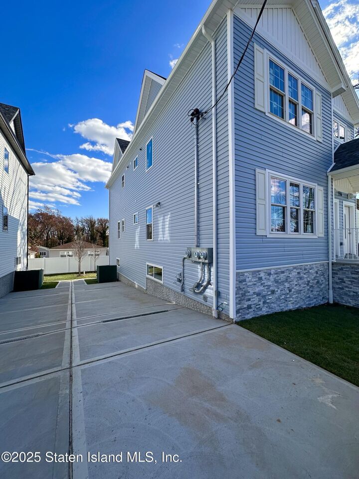 Property Photo:  556 Drumgoole Road E  NY 10312 