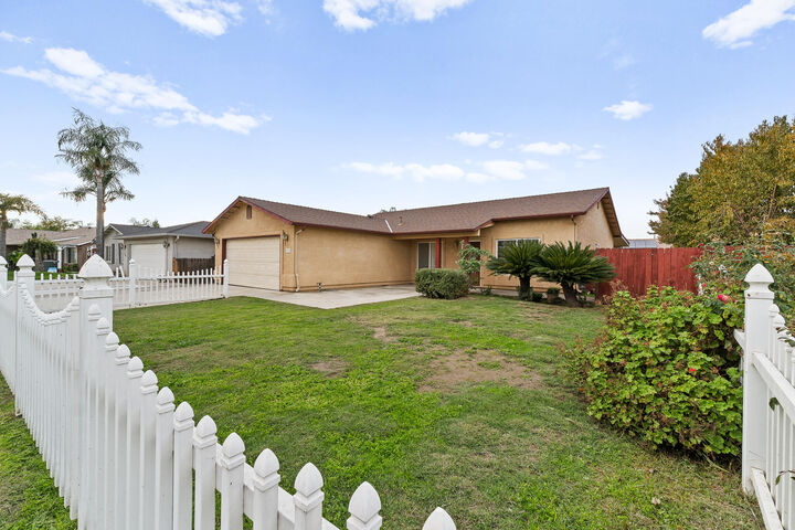 Property Photo: 202 E Robin Avenue CA 93291