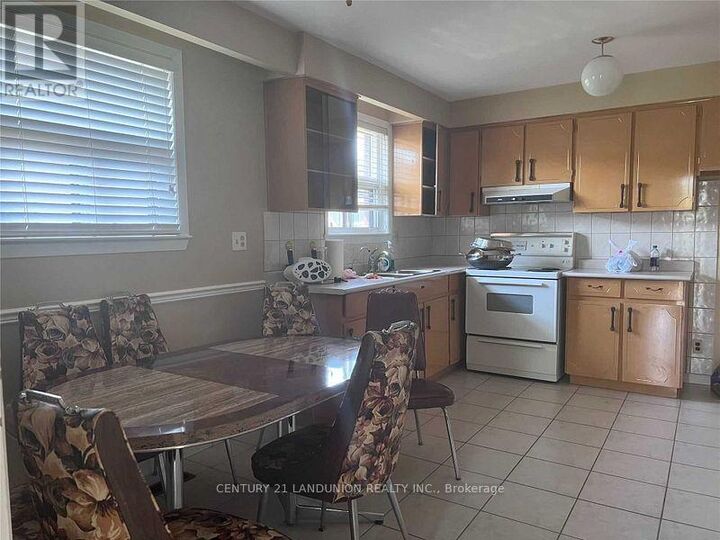 Property Photo:  10 Laskay Cres Upstair  ON M3N 1P3 