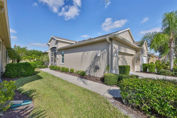Property Photo:  2241 Nottingham Greens Drive  FL 33573 
