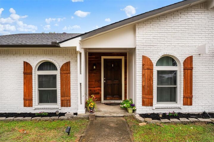 Property Photo: 7306 Blackwillow Lane TX 75249