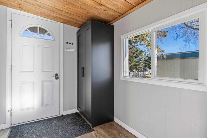 Property Photo:  113 Sunset Way NE  AB T1V 1J4 