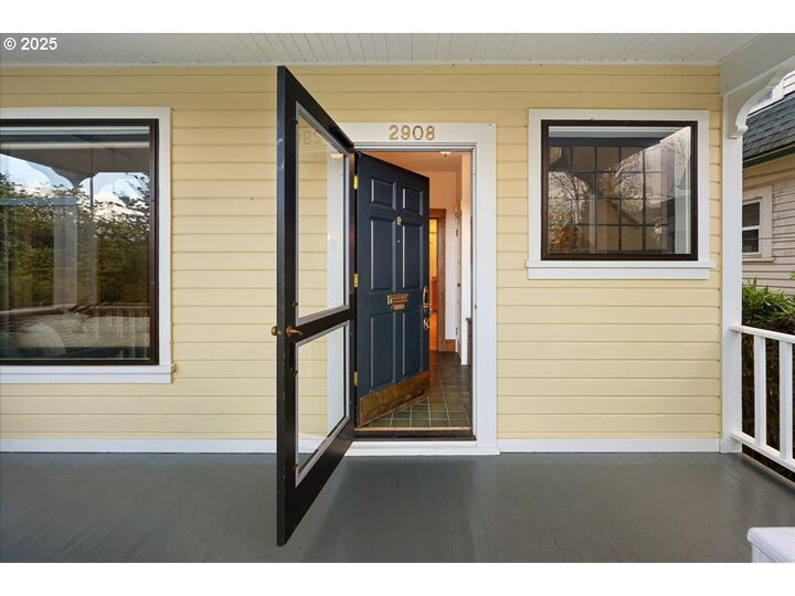 Property Photo:  2908 NW Thurman St  OR 97210 