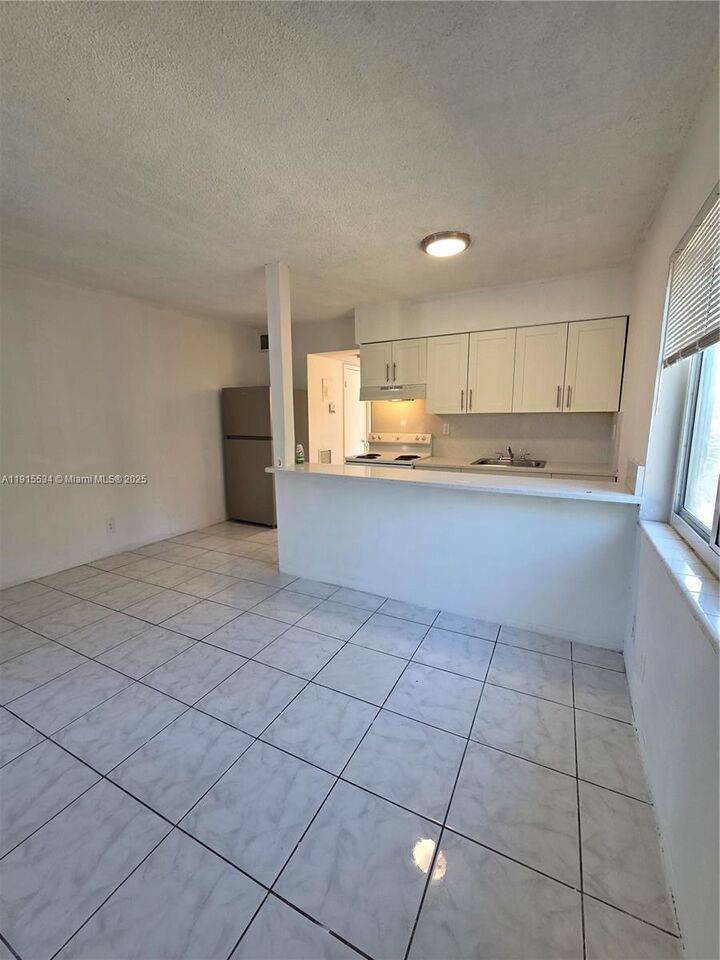 Property Photo: 1400 N 17th Ave 16 FL 33020