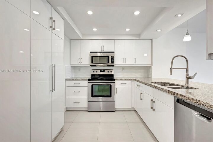 Property Photo:  170 Ocean Lane Dr 610  FL 33149 