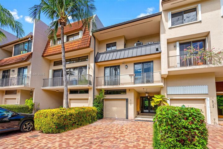 Property Photo:  6124 Paradise Point Dr 6124  FL 33157 