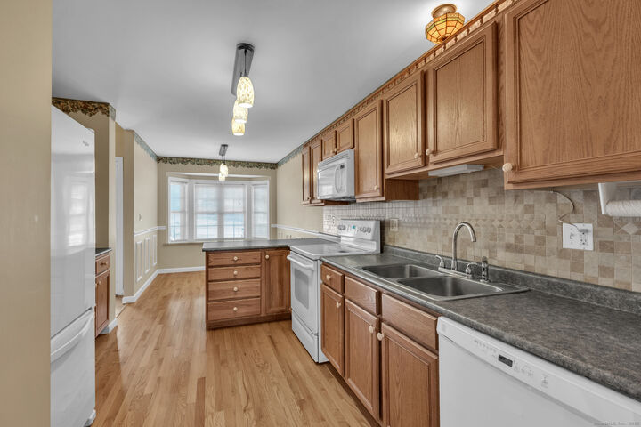 Property Photo:  244 Oakland Street Apt E  CT 06042 