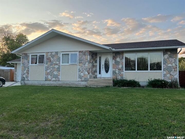 1016 Carlton Drive  Esterhazy SK S0A 0X0 photo