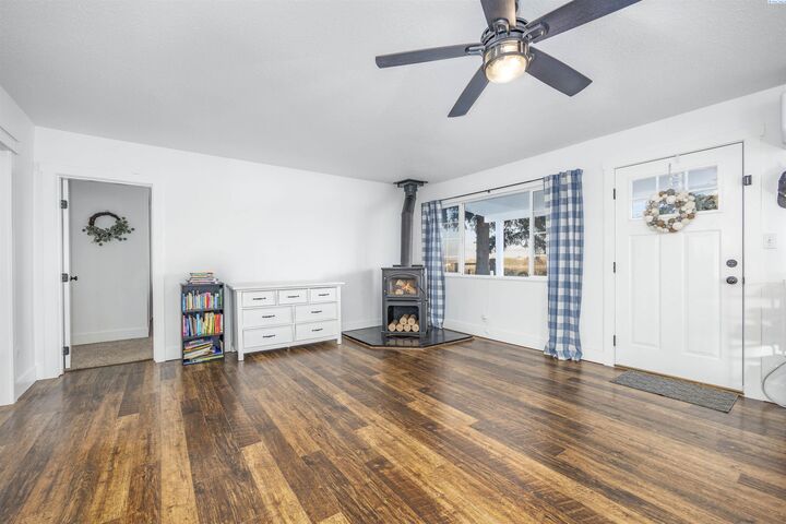 Property Photo: 59202 N River Road WA 99320