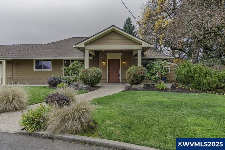 Property Photo: 1090 E Ellendale Dr OR 97338