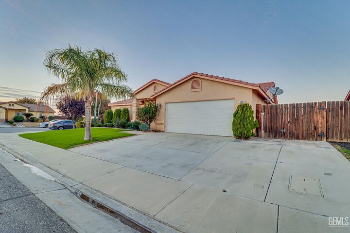 Property Photo: 5002 Mar Grande Drive CA 93307