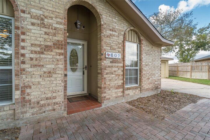 Property Photo:  607 Francis Ct Court  TX 77573 