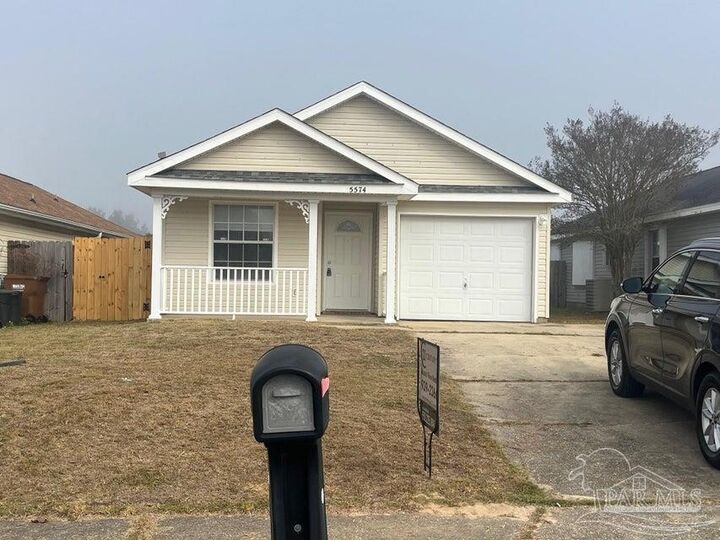 Property Photo: 5574 Huntleigh Pl FL 32563