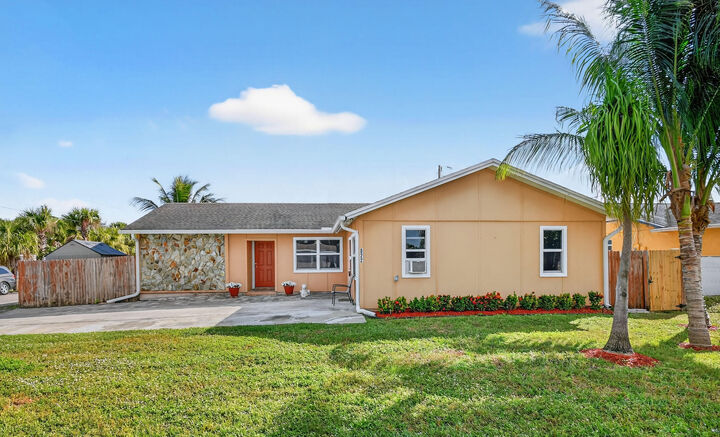 Property Photo:  822 Florida Mango Road  FL 33406 